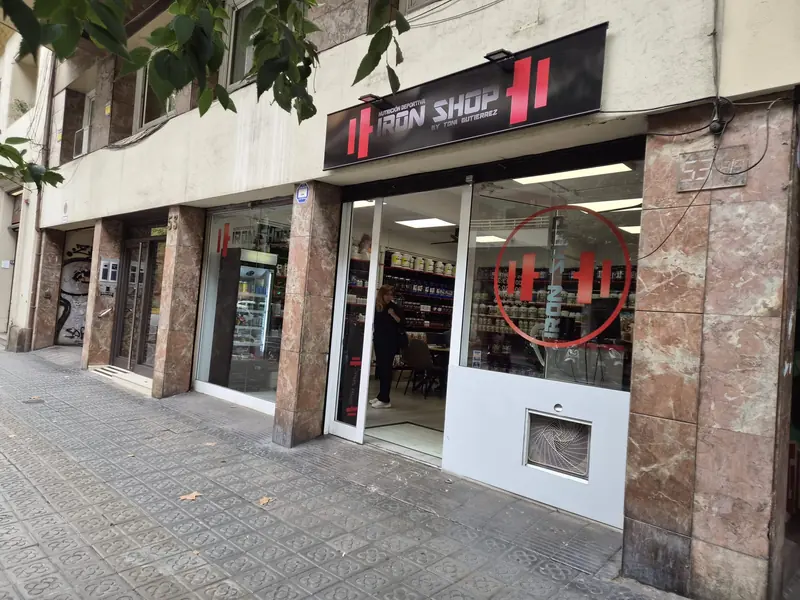 Fachada del local Iron Shop de Natasha Fitness en Carrer de Sant Antoni Maria Claret 53, Gràcia